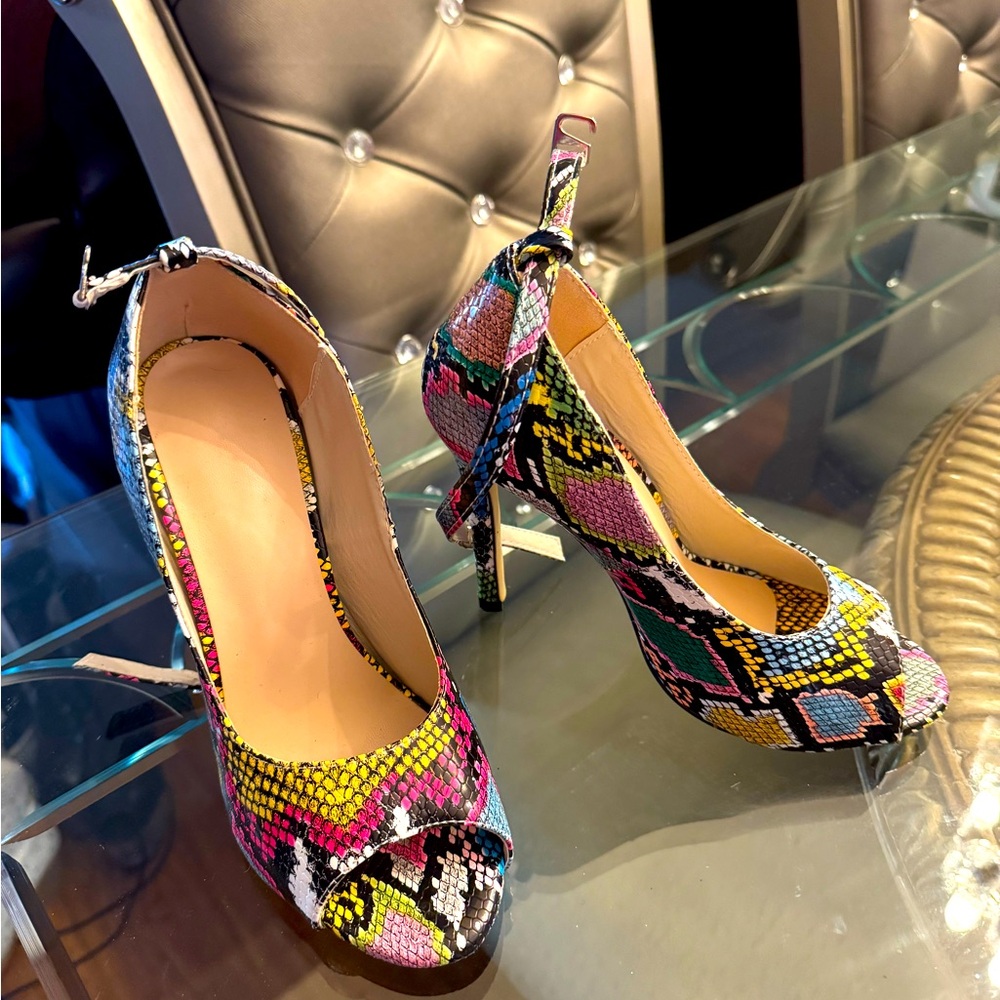 Open toe pump multicolour.